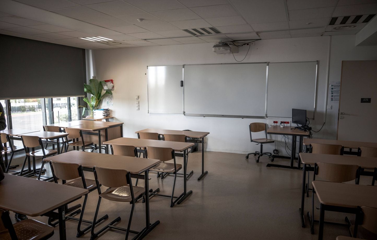 Casi 850 escuelas y colegios cerraron el lunes, otros 1.800 ajustarán sus horarios Casi 850 escuelas y colegios cerraron el lunes, otros 1.800 ajustarán sus horarios